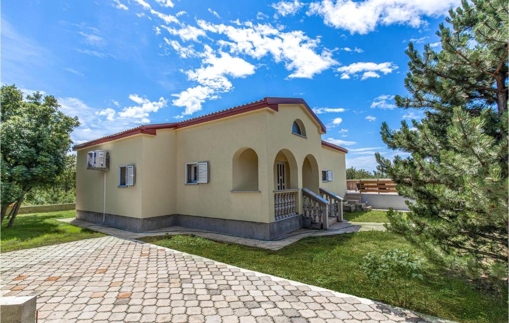 Beautiful Home In Smrika With Wifi