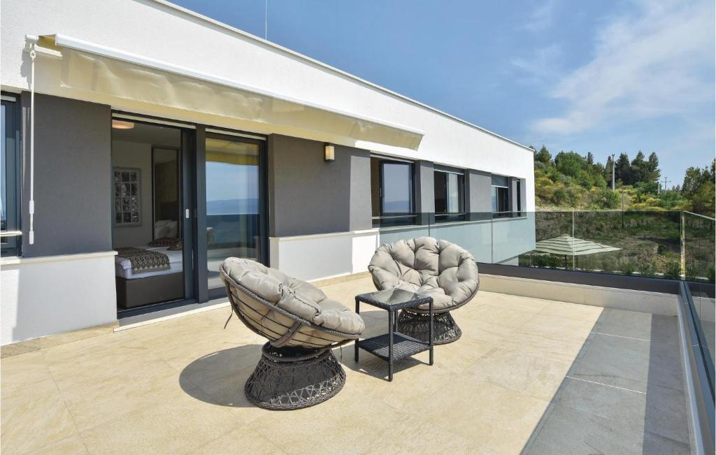 Posedenie v ubytovaní Beach Front Home In Omis With Sauna