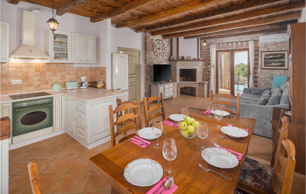 Telewizja i/lub zestaw kina domowego w obiekcie Gorgeous Home In Cabrunici With Wifi