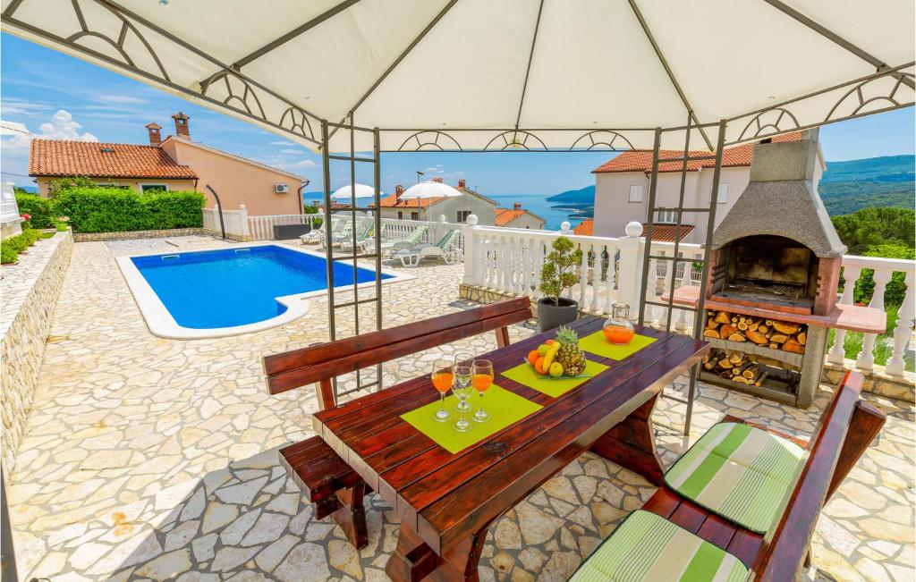 Bazén v ubytovaní Cozy Apartment In Rabac With Wifi alebo v jeho blízkosti