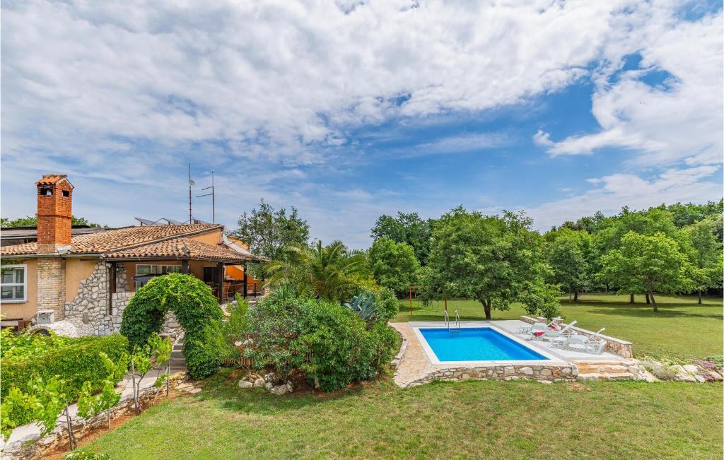 Bazén v ubytovaní Three-Bedroom Holiday Home In Valtura alebo v jeho blízkosti