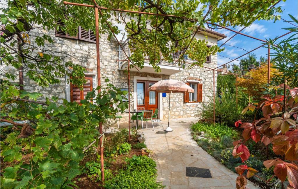 Κήπος έξω από το Nice Apartment In Umag With Kitchen