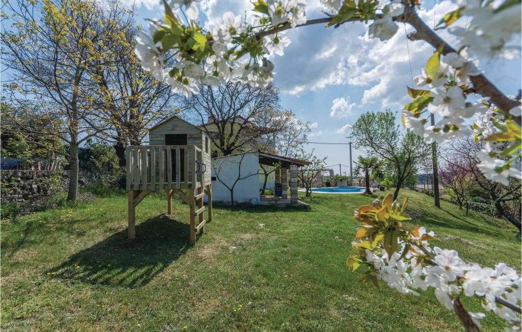 Zahrada ubytování Two-Bedroom Apartment In Veli Jezenj