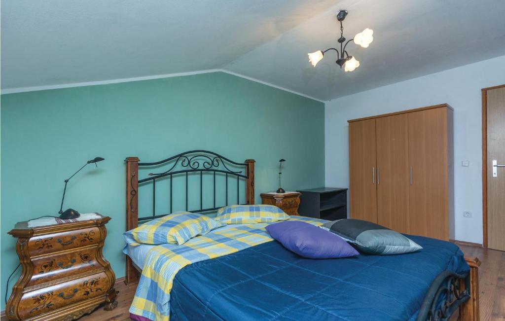 Postel nebo postele na pokoji v ubytování Two-Bedroom Apartment In Veli Jezenj