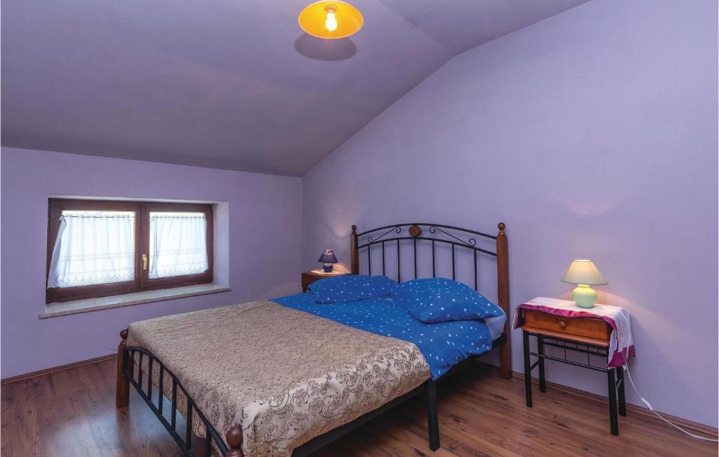 Postel nebo postele na pokoji v ubytování Two-Bedroom Apartment In Veli Jezenj