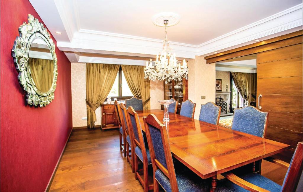 Posedenie v ubytovaní 6 Bedroom Beautiful Home In Elviria