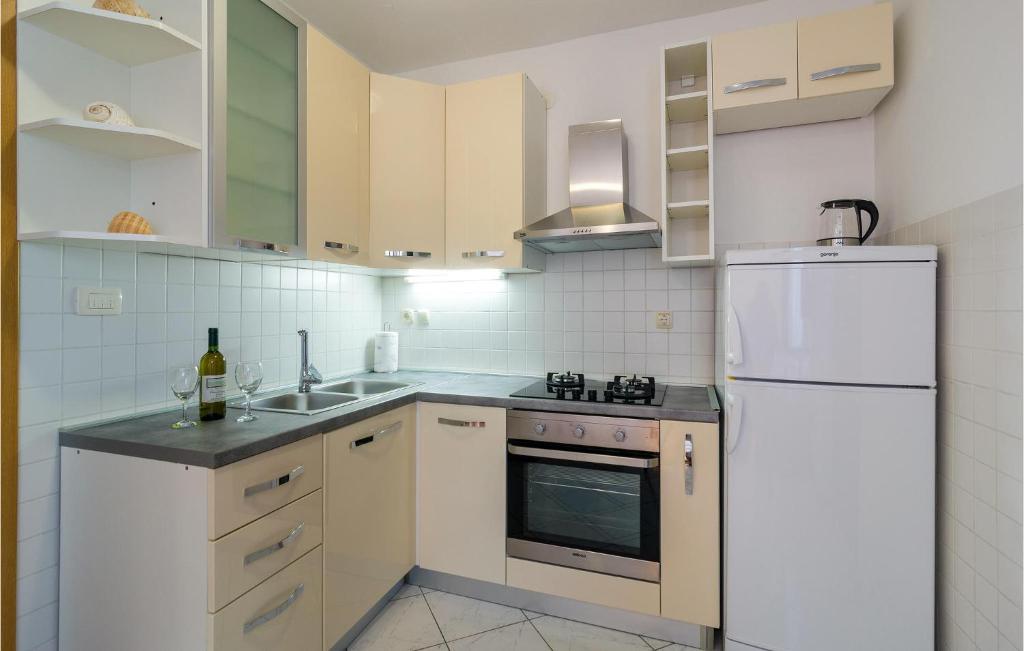 Kuchyňa alebo kuchynka v ubytovaní Two-Bedroom Holiday Home In Zastrazisce