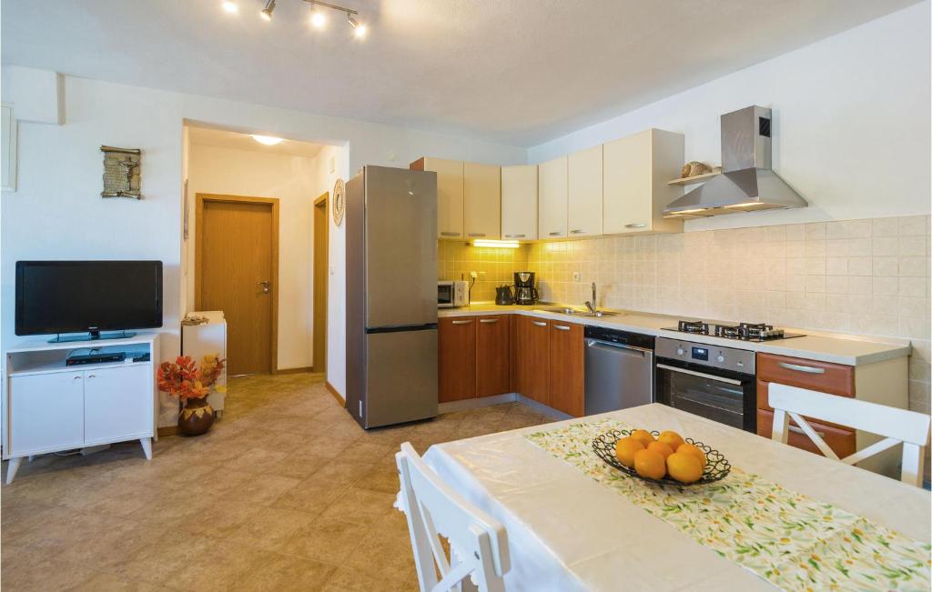 Kuchyňa alebo kuchynka v ubytovaní Two-Bedroom Holiday Home In Zastrazisce