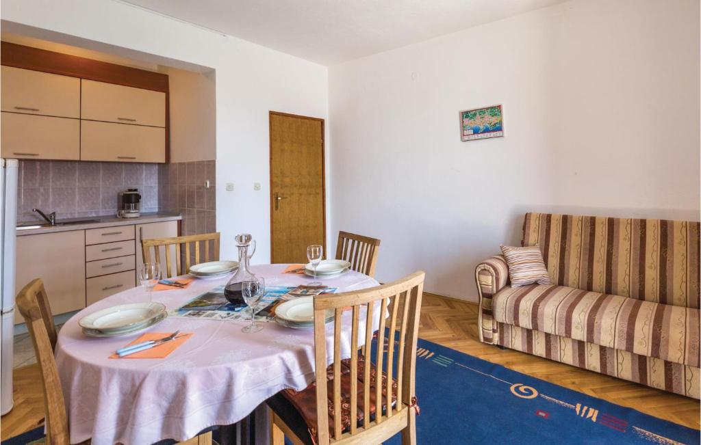 Posedenie v ubytovaní Two-Bedroom Apartment Makarska With Sea View 02