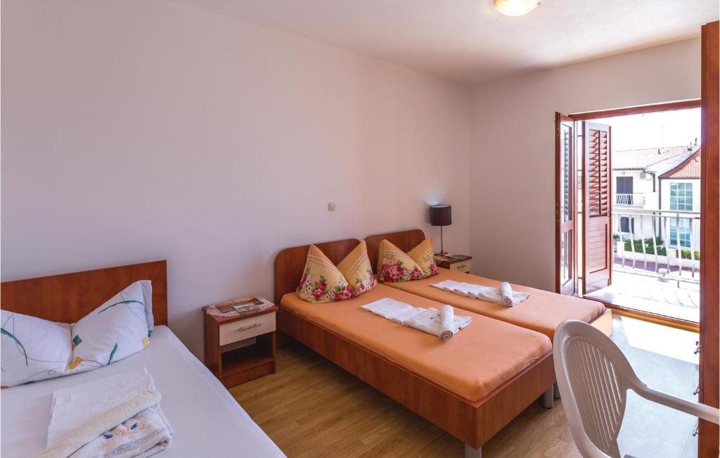 Posteľ alebo postele v izbe v ubytovaní Two-Bedroom Apartment Makarska With Sea View 02
