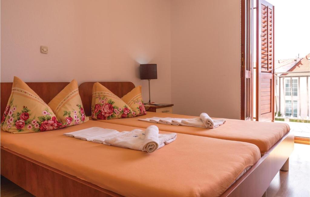 Posteľ alebo postele v izbe v ubytovaní Two-Bedroom Apartment Makarska With Sea View 02