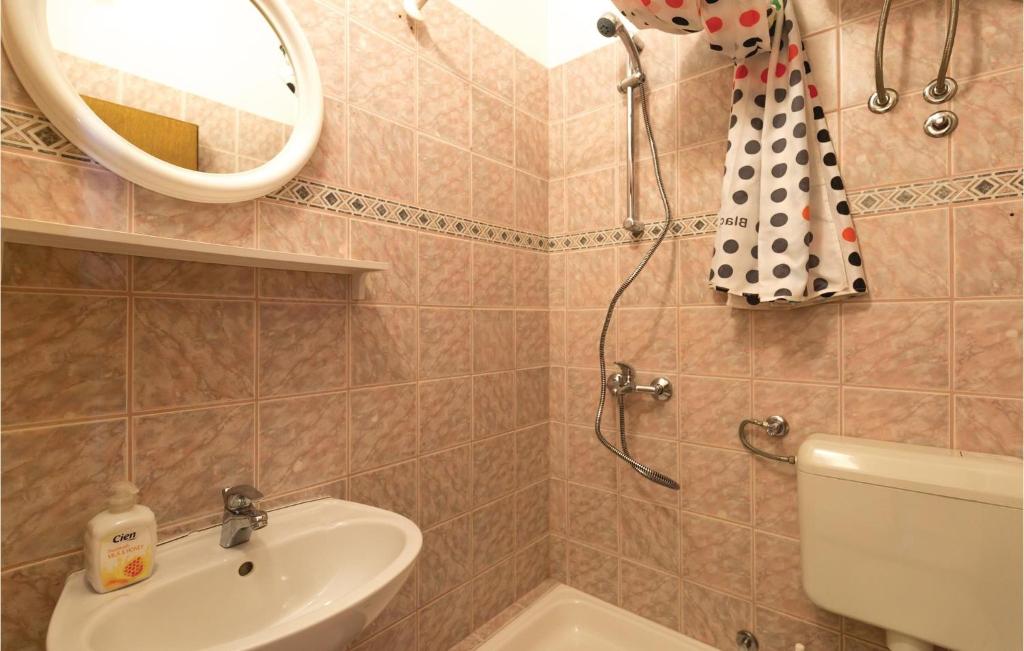 Kúpeľňa v ubytovaní Two-Bedroom Apartment Makarska With Sea View 02