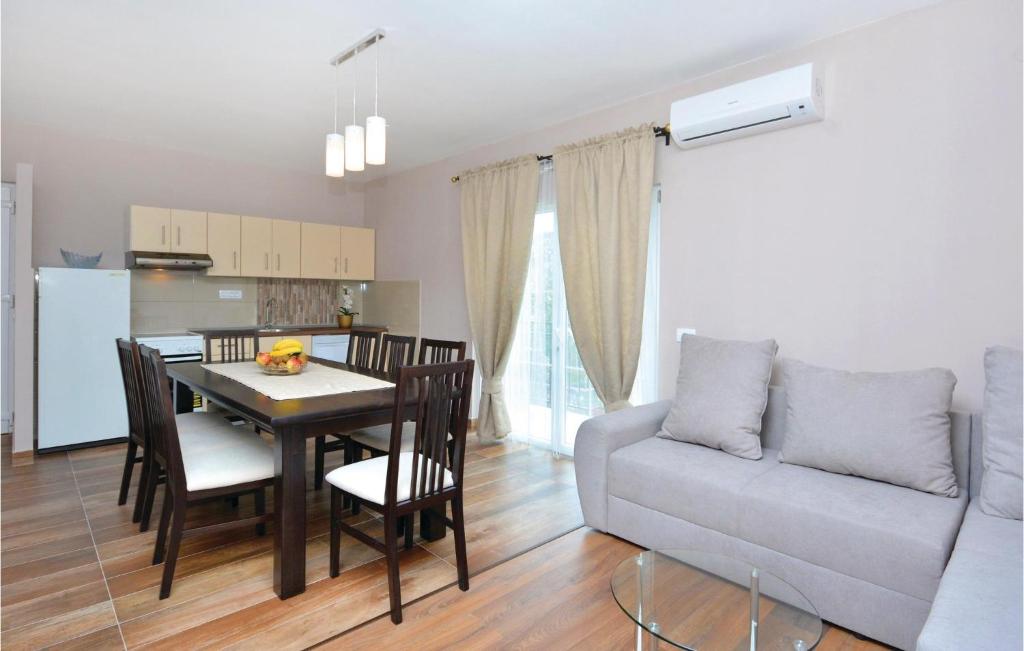 Kuchyň nebo kuchyňský kout v ubytování Apartment Srinjine I