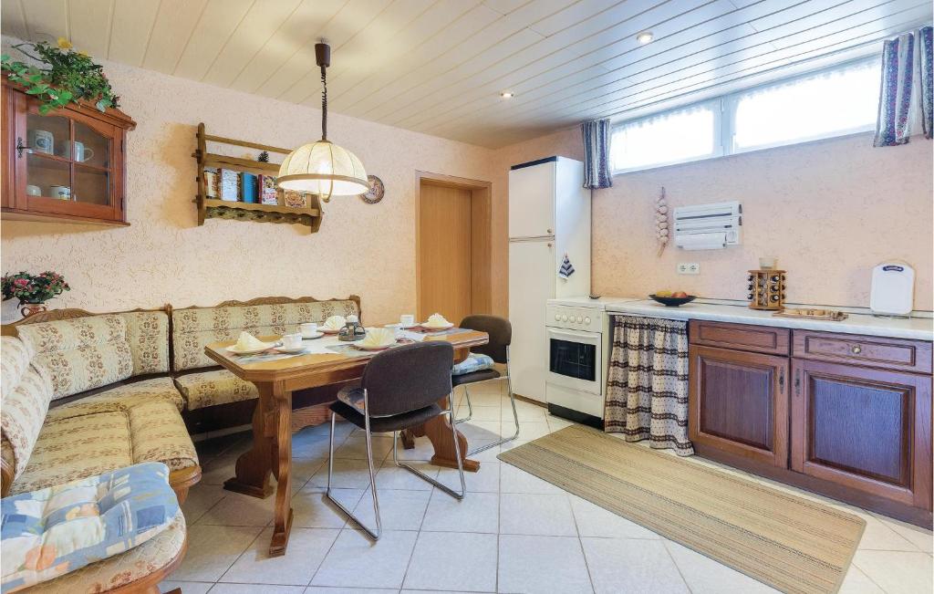 Kuchnia lub aneks kuchenny w obiekcie 3 Bedroom Awesome Apartment In Pavicini