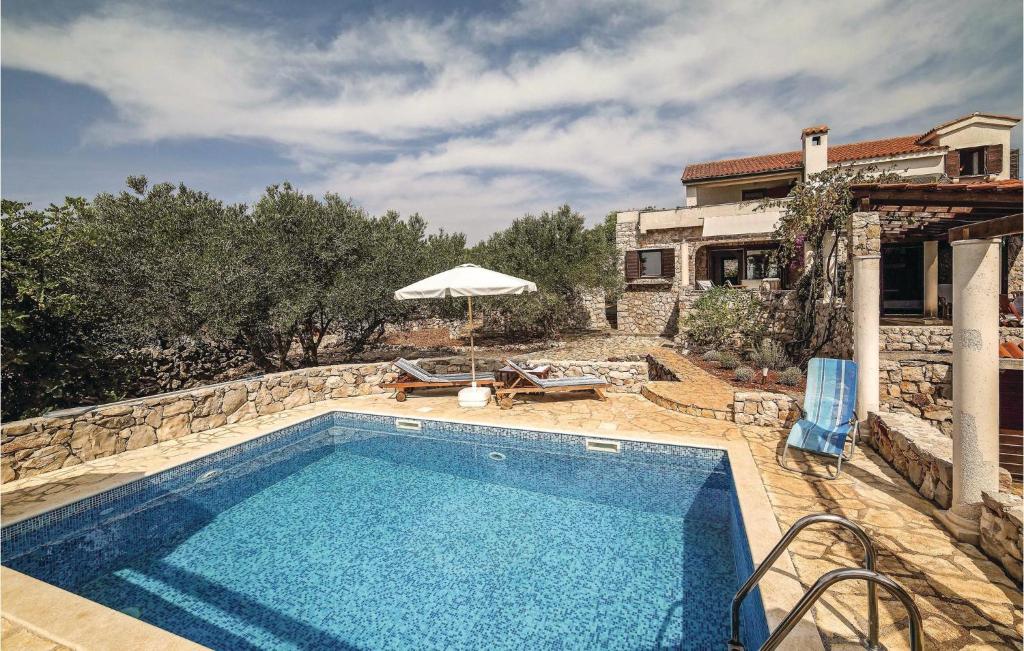 Bazén v ubytování Holiday Home Vela Rina Iv nebo v jeho okolí