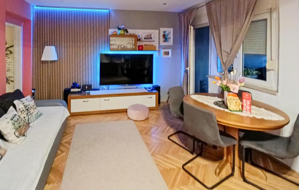 Nápoje v ubytovaní Apartment Omis With Sea View 04