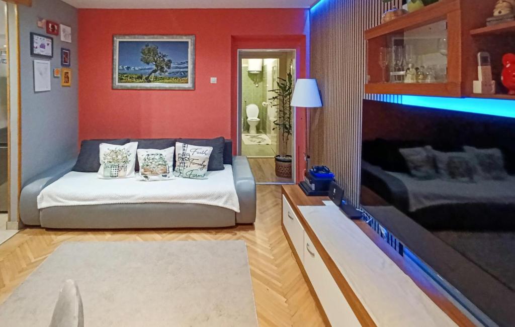 Posteľ alebo postele v izbe v ubytovaní Apartment Omis With Sea View 04