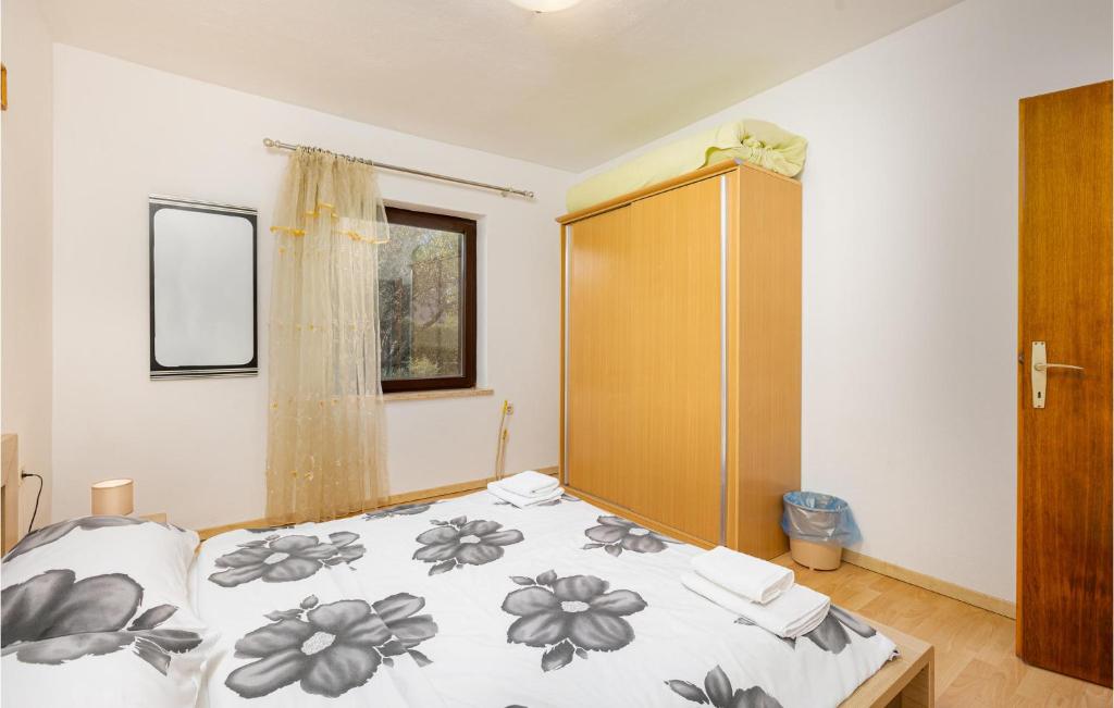 Posteľ alebo postele v izbe v ubytovaní 2 Bedroom Lovely Apartment In Zidarici