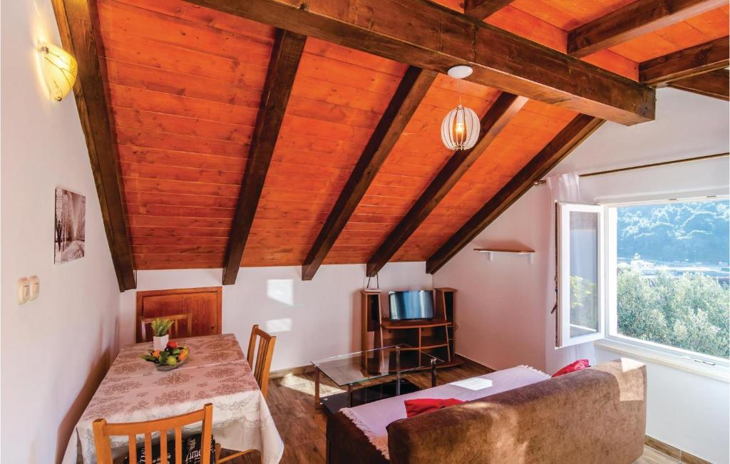 Posezení v ubytování Six-Bedroom Holiday Home In Sipan