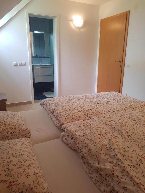 Postel nebo postele na pokoji v ubytování Wine House Kaloh