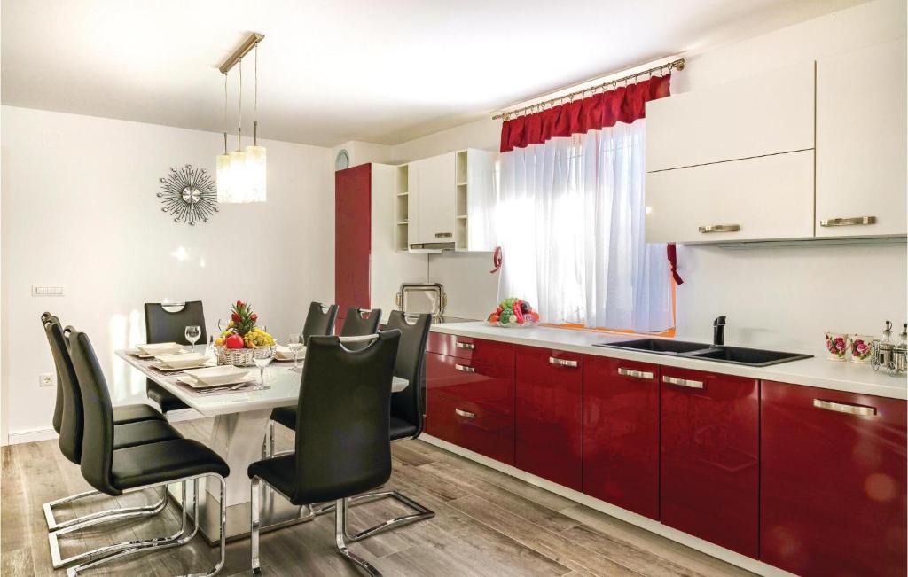 Kuchyňa alebo kuchynka v ubytovaní Nice Apartment In Krk With Wifi