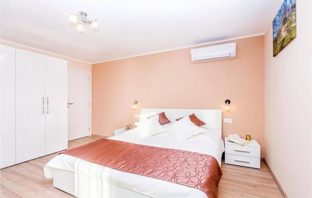Posteľ alebo postele v izbe v ubytovaní Nice Apartment In Krk With Wifi