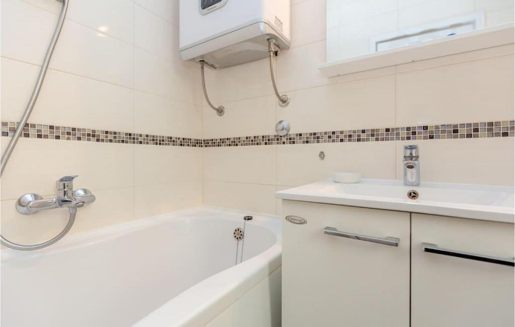 Kúpeľňa v ubytovaní 2 Bedroom Nice Apartment In Dubrovnik