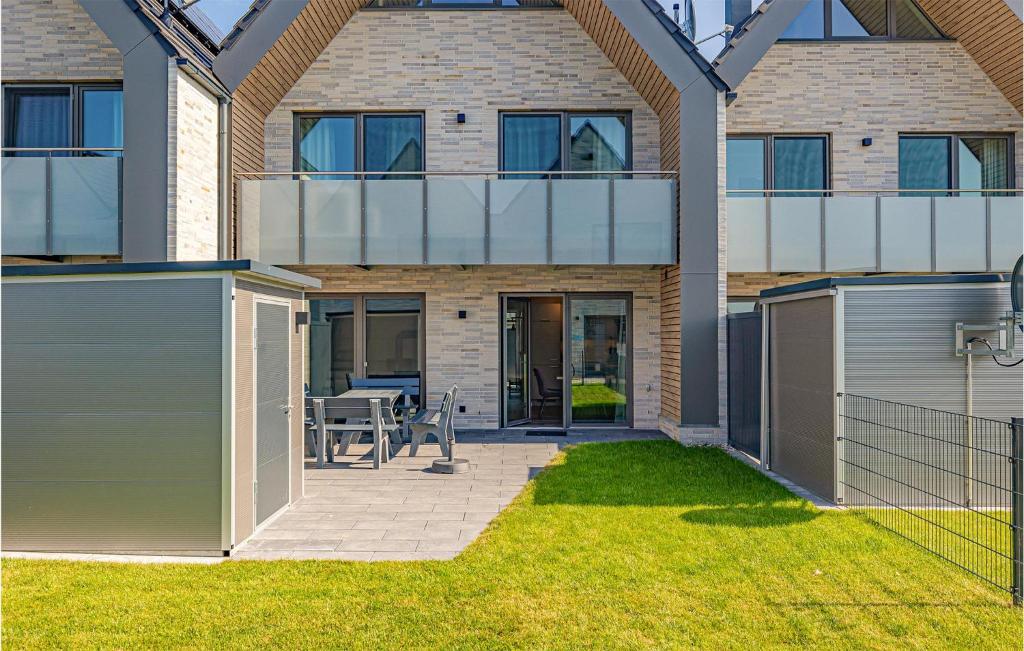 Casa con patio con mesa y valla en Roggen-Koje, en Büsum