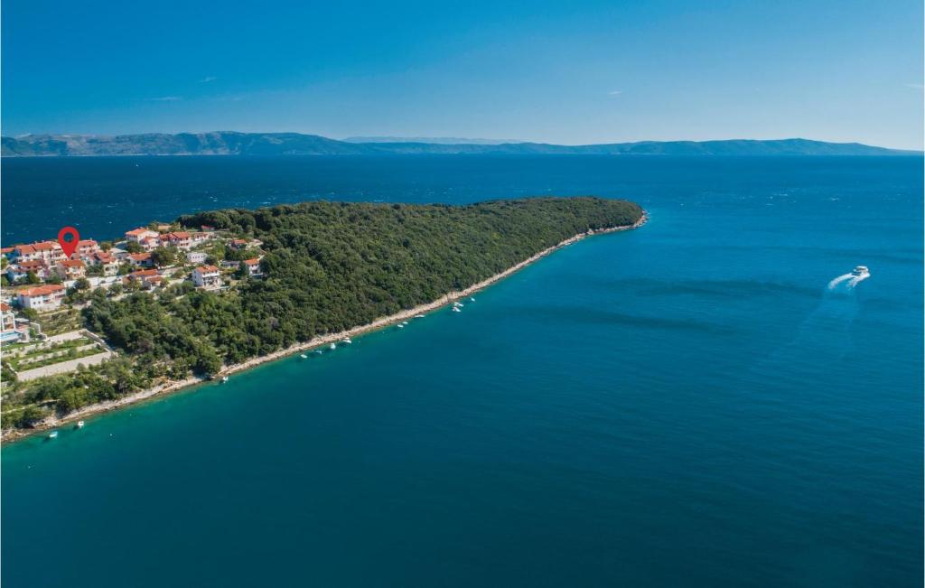 wyspa w środku dużego zbiornika wodnego w obiekcie Apartment Labin Duga Luka w mieście Hrvatini