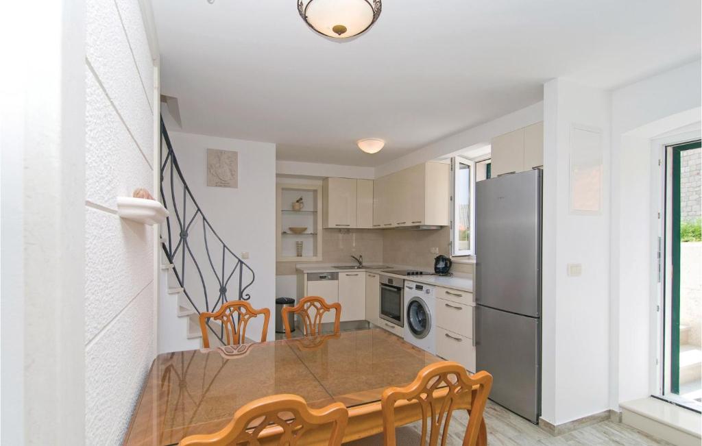 Kuchyňa alebo kuchynka v ubytovaní 3 Bedroom Lovely Apartment In Omis