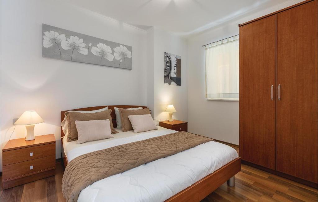 sypialnia z dużym łóżkiem i 2 szafkami nocnymi w obiekcie Apartment Labin Duga Luka w mieście Hrvatini
