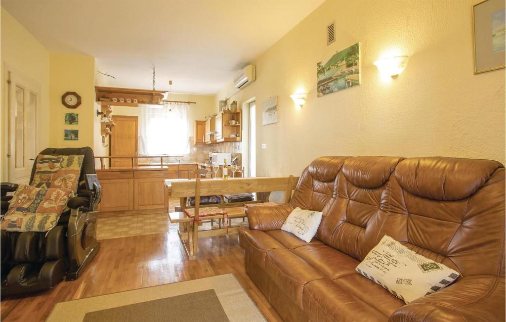 Posezení v ubytování Beautiful Apartment In Lovran With Wifi