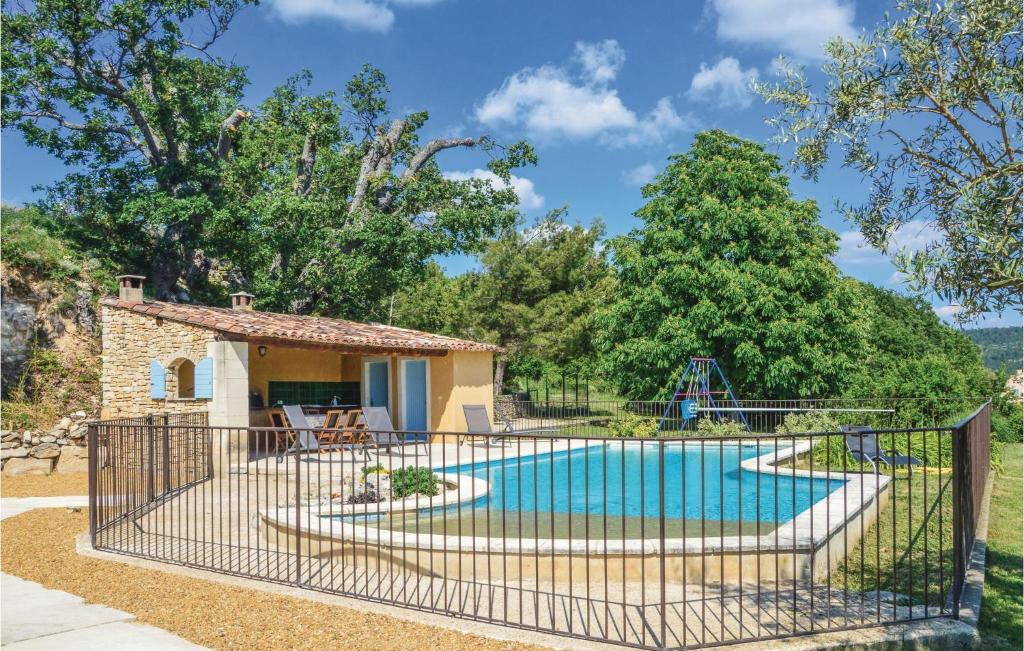 une villa avec une piscine et une aire de jeux dans l'établissement Amazing Home In Sainte Croix-À-Lauze, à Sainte-Croix-à-Lauze