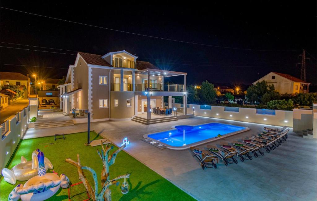 Piscina de la sau aproape de Nice Home In Dubrava Kod Sibenika
