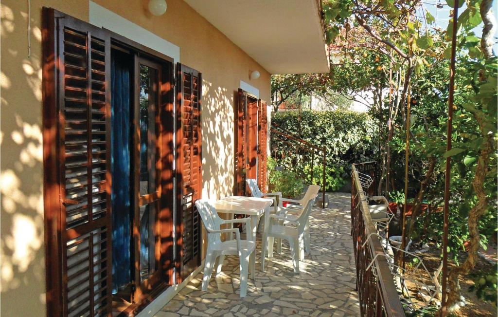 Vonkajšia záhrada v ubytovaní One-Bedroom Apartment In Orebic