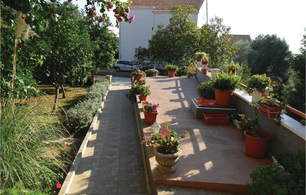 Vonkajšia záhrada v ubytovaní One-Bedroom Apartment In Orebic