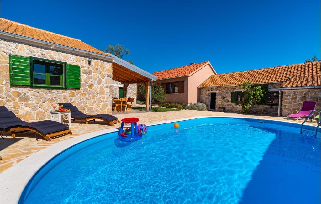 Bazén v ubytovaní 4 Bedroom Amazing Home In Benkovac alebo v jeho blízkosti