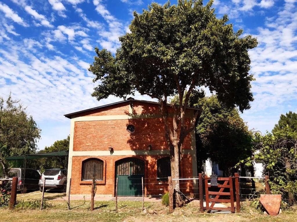 ein Backsteingebäude mit einem Baum davor in der Unterkunft Paraje del molino Loft in Colón