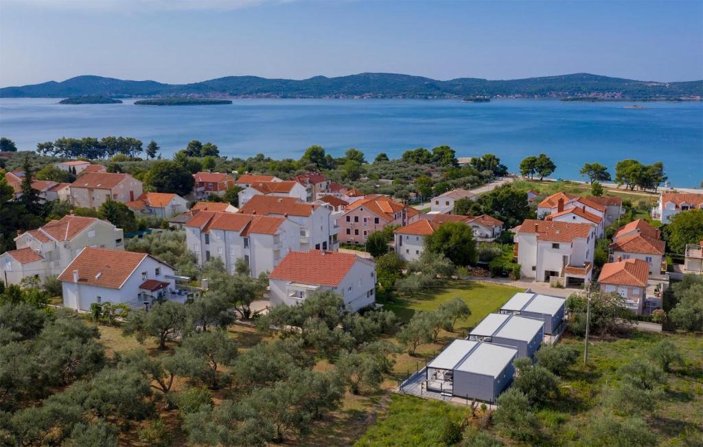 z góry widok na miasto z jeziorem w obiekcie Gorgeous Home In Sveti Filip I Jakov w mieście Sveti Filip i Jakov