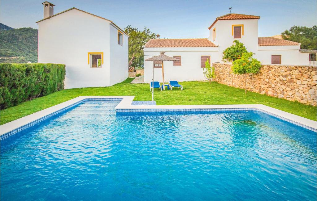 ein Swimmingpool vor einem Haus in der Unterkunft 5 Bedroom Awesome Home In Ubrique in Ubrique