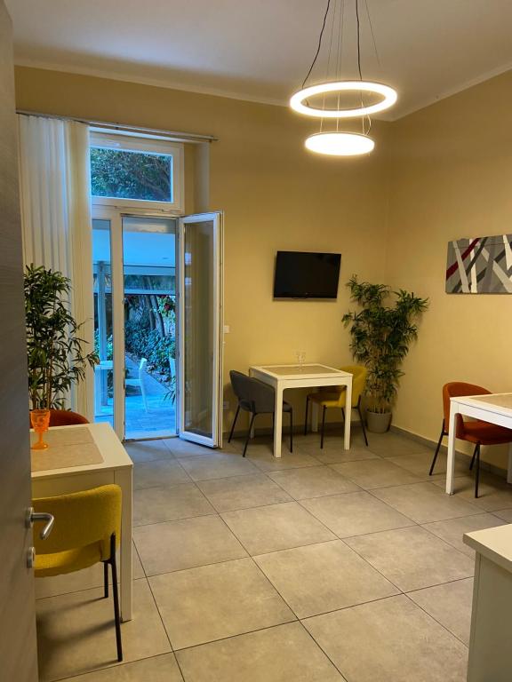 Televízia a/alebo spoločenská miestnosť v ubytovaní PARADISE INN