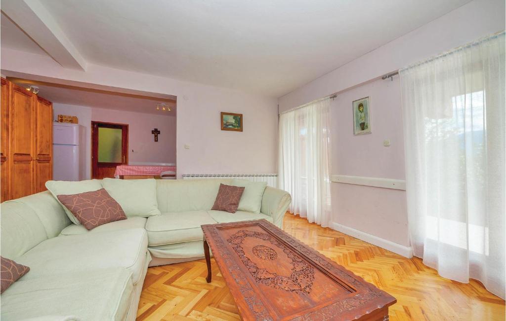 Posedenie v ubytovaní 7 Bedroom Pet Friendly Home In Crni Kal