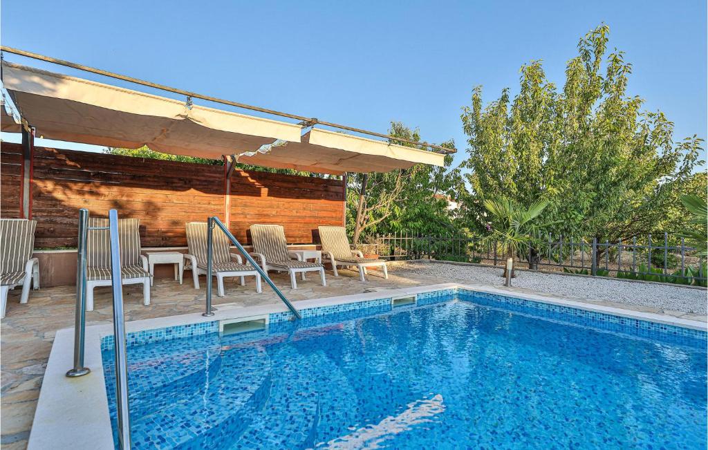 Bazén v ubytovaní Holiday Home Kastel Kambelovac 11 alebo v jeho blízkosti