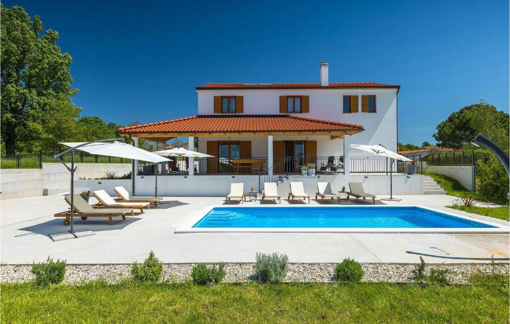 a villa with a swimming pool in front of a house at Villa Roza-Dolinci in Sveti Petar u Šumi