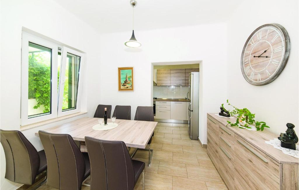 Kuchyňa alebo kuchynka v ubytovaní Holiday Home Kastel Kambelovac 11