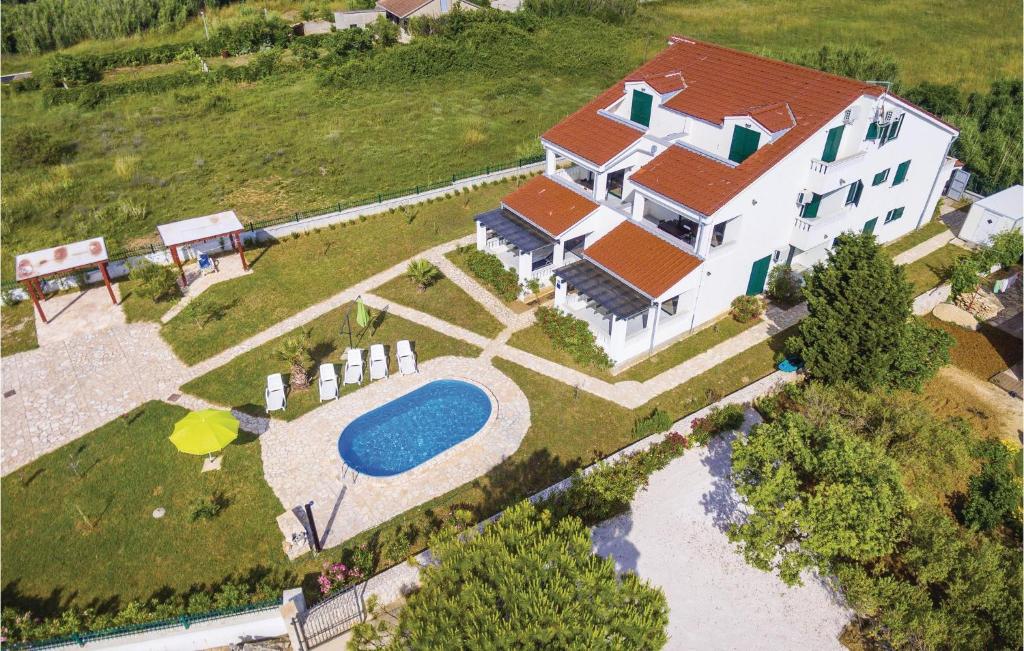 Bazén v ubytovaní Three-Bedroom Apartment In Privlaka alebo v jeho blízkosti
