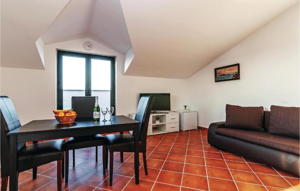 Posedenie v ubytovaní Three-Bedroom Apartment In Privlaka