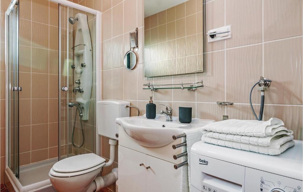 Kúpeľňa v ubytovaní Three-Bedroom Apartment In Privlaka