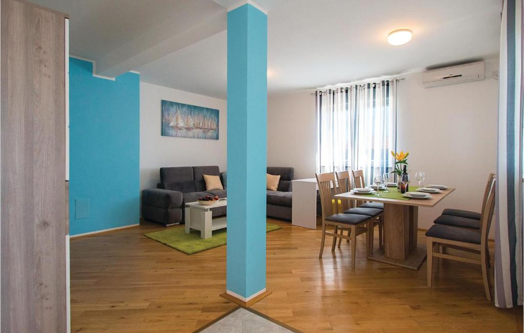 Posedenie v ubytovaní 2 Bedroom Awesome Apartment In Labin
