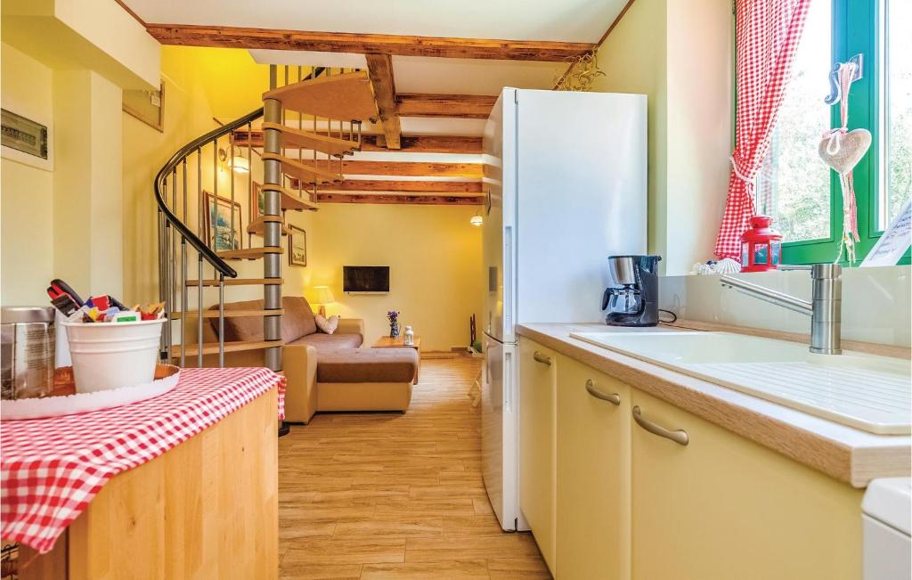 Kuchyň nebo kuchyňský kout v ubytování Cozy Home In Silo With Wifi